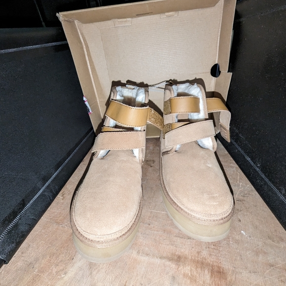 Size 5 ugg booties - Picture 3 of 6